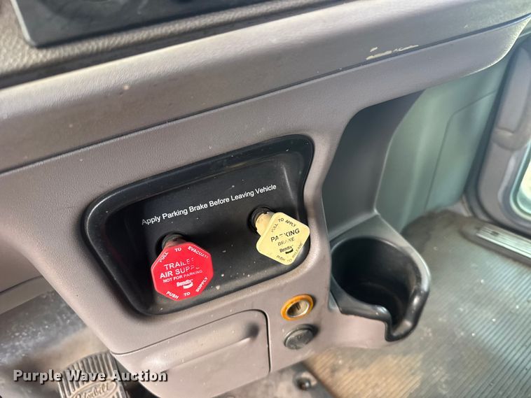 image for item FB0956 2013 Peterbilt 386 semi truck