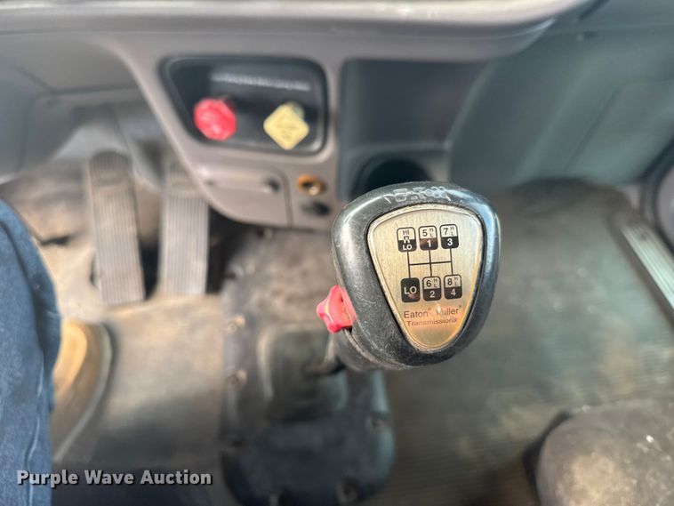 image for item FB0956 2013 Peterbilt 386 semi truck