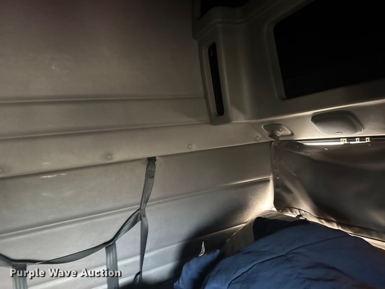 image for item FB0956 2013 Peterbilt 386 semi truck