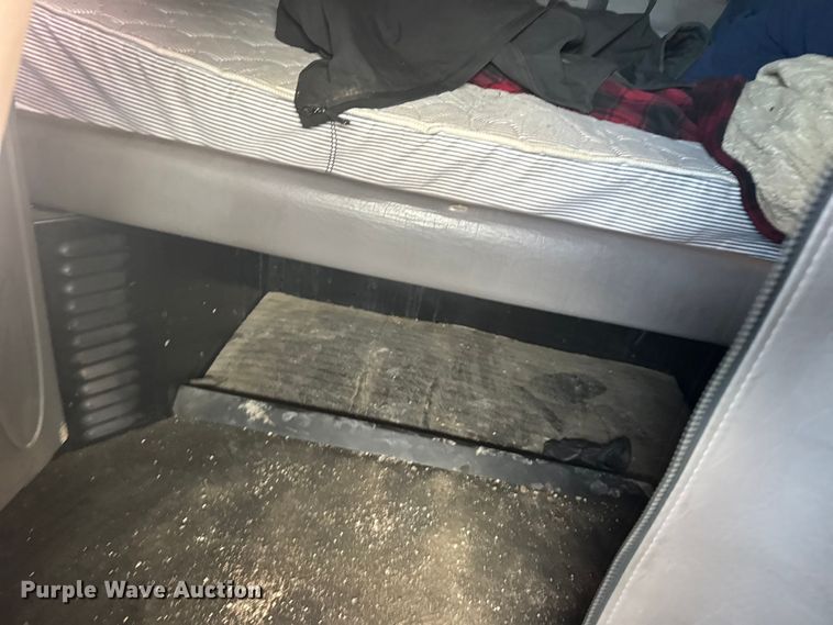 image for item FB0956 2013 Peterbilt 386 semi truck