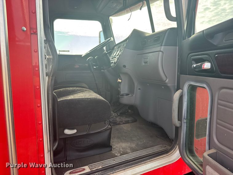 image for item FB0956 2013 Peterbilt 386 semi truck