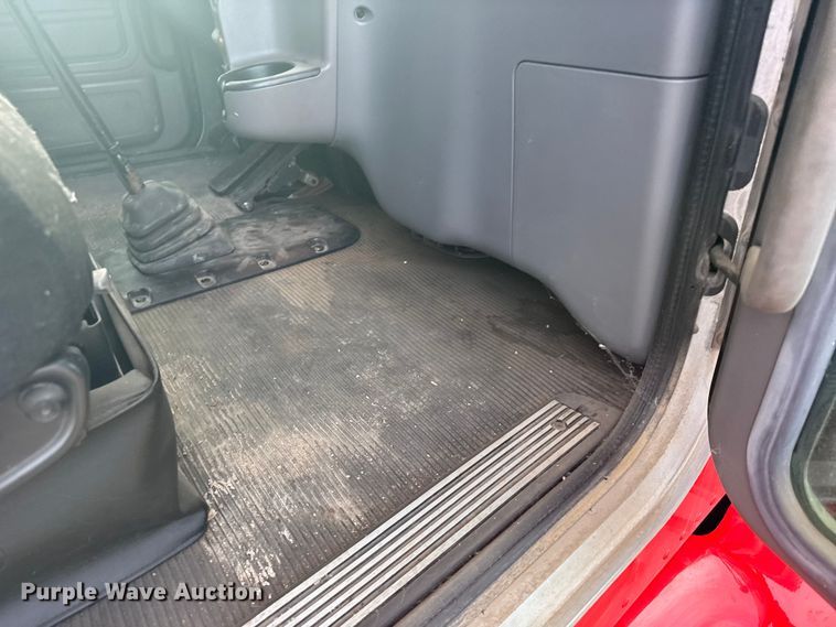 image for item FB0956 2013 Peterbilt 386 semi truck