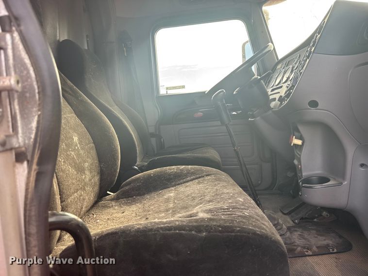 image for item FB0956 2013 Peterbilt 386 semi truck