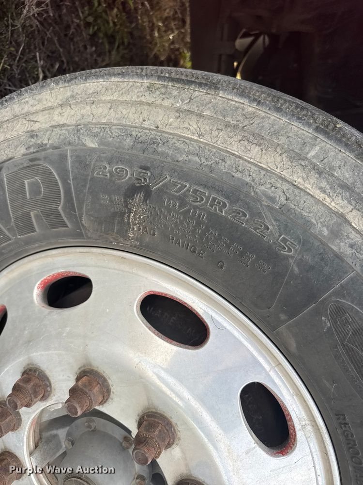 image for item FB0956 2013 Peterbilt 386 semi truck