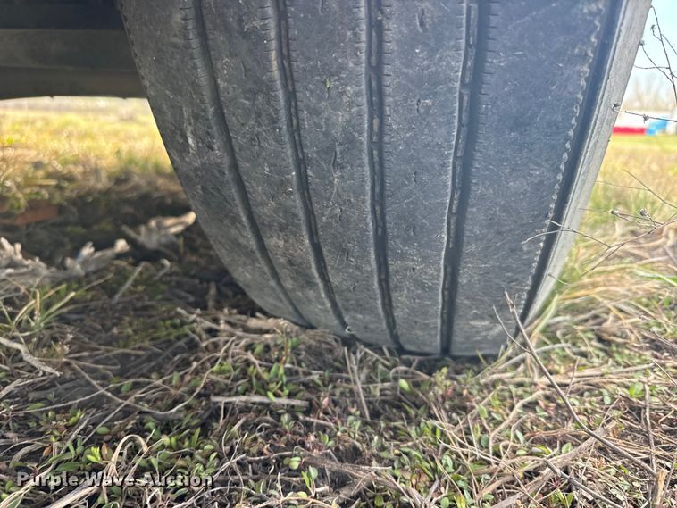 image for item FB0956 2013 Peterbilt 386 semi truck