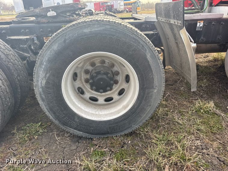 image for item FB0956 2013 Peterbilt 386 semi truck