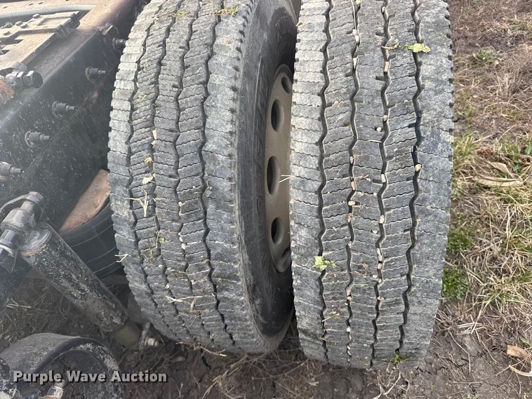 image for item FB0956 2013 Peterbilt 386 semi truck