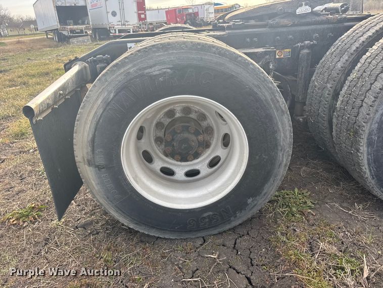 image for item FB0956 2013 Peterbilt 386 semi truck