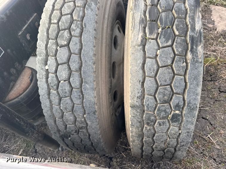 image for item FB0956 2013 Peterbilt 386 semi truck