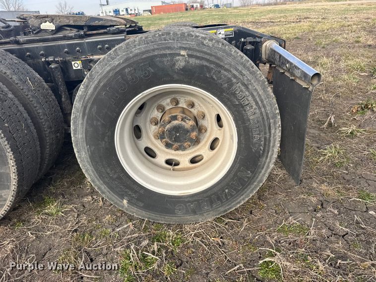 image for item FB0956 2013 Peterbilt 386 semi truck