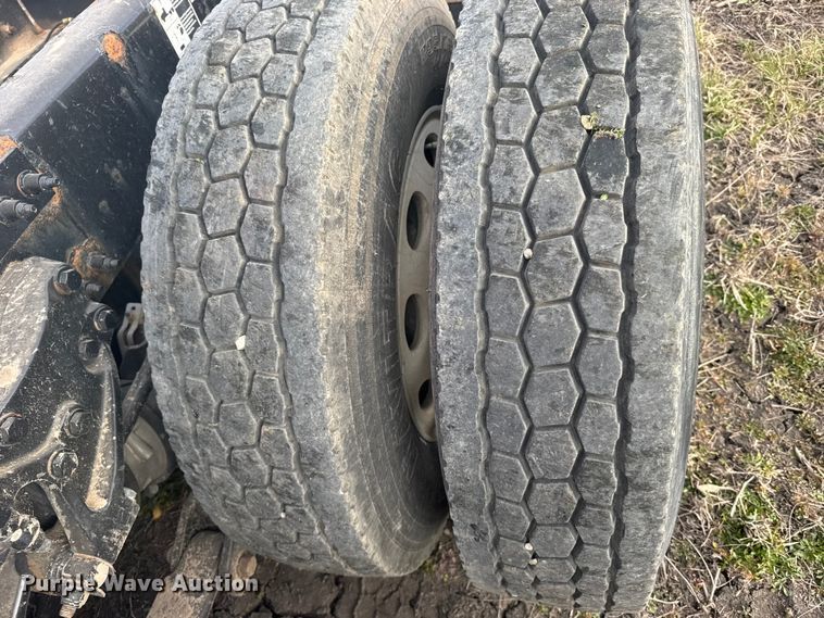 image for item FB0956 2013 Peterbilt 386 semi truck