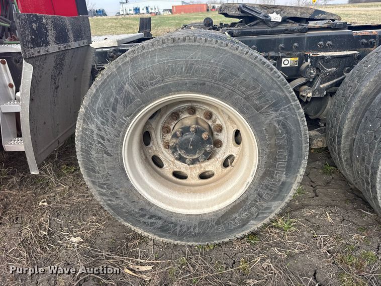 image for item FB0956 2013 Peterbilt 386 semi truck