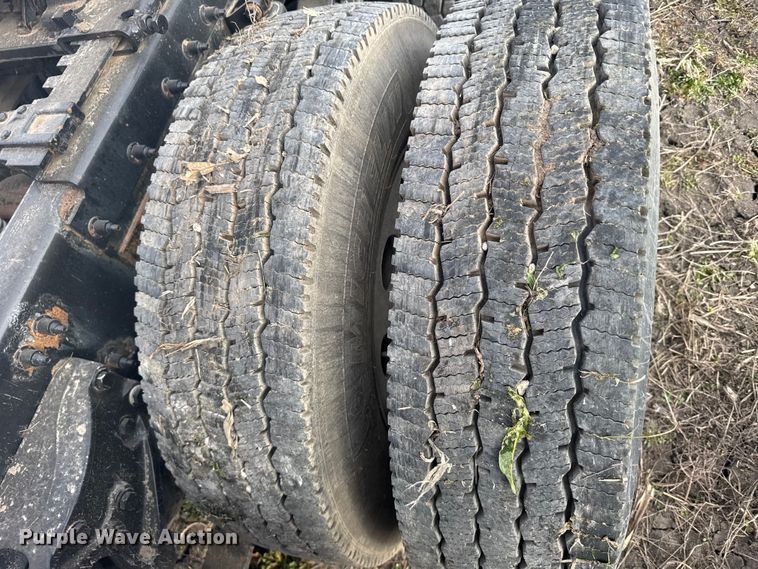 image for item FB0956 2013 Peterbilt 386 semi truck