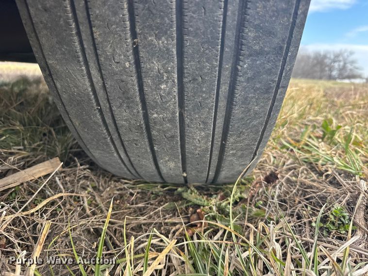 image for item FB0956 2013 Peterbilt 386 semi truck