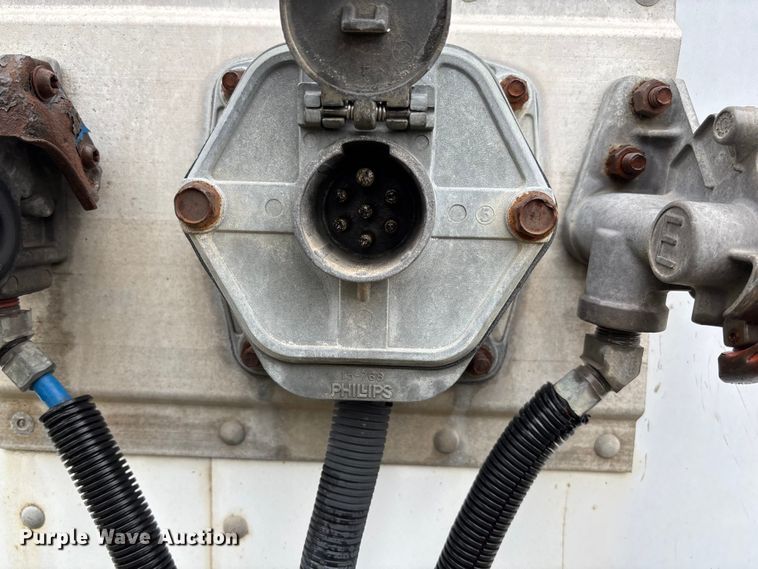 image for item FB3214 2006 Utility VS2DC dry van trailer