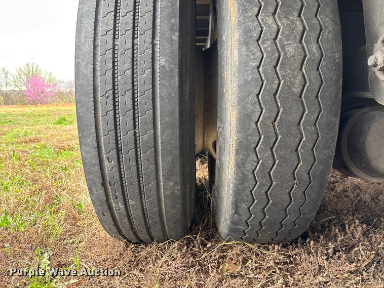 image for item FB3215 2006 Utility VS2DC dry van trailer