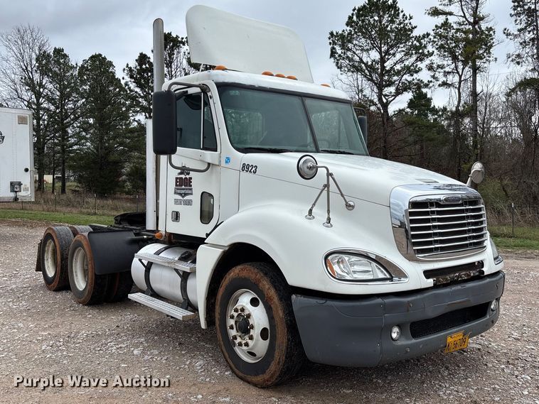 image for item FB3216 2009 Freightliner Columbia 120 semi truck