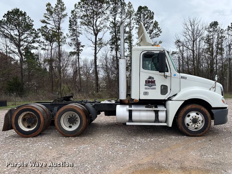 image for item FB3216 2009 Freightliner Columbia 120 semi truck