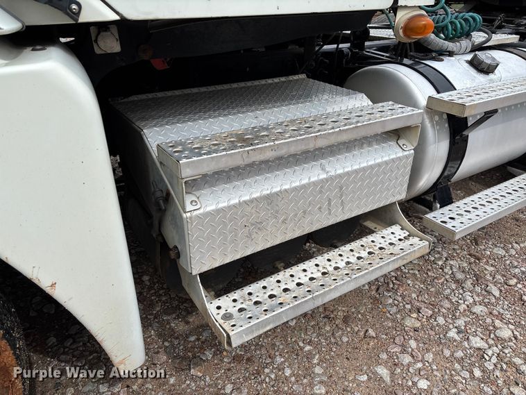 image for item FB3216 2009 Freightliner Columbia 120 semi truck