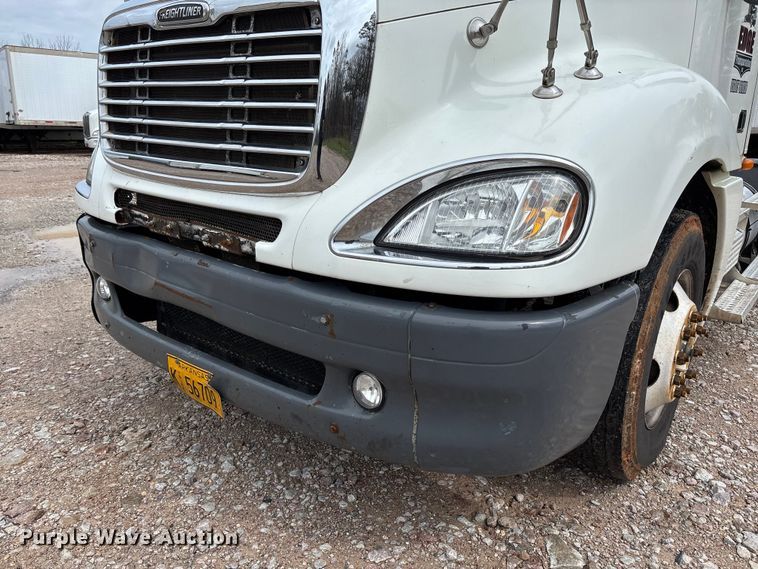image for item FB3216 2009 Freightliner Columbia 120 semi truck