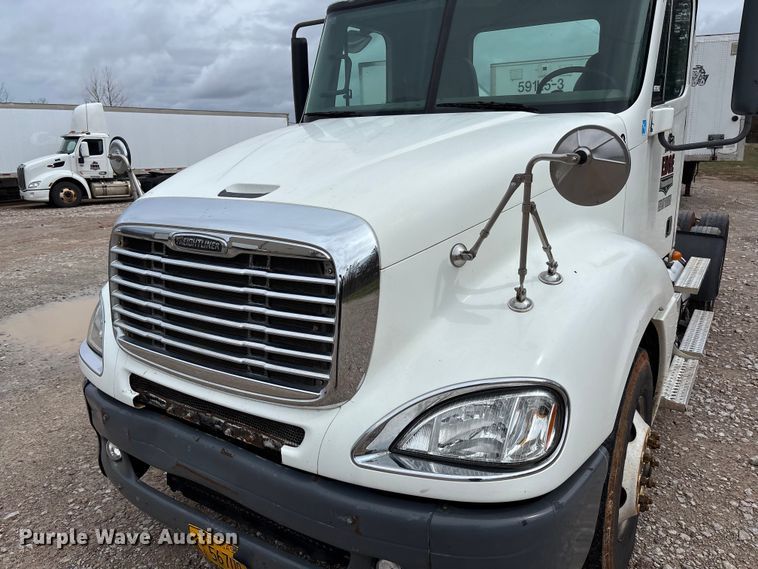image for item FB3216 2009 Freightliner Columbia 120 semi truck