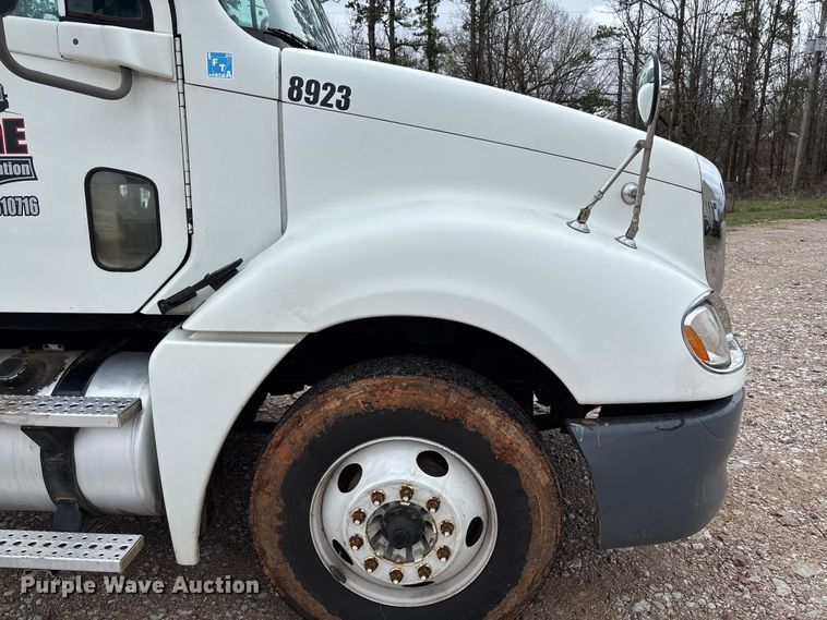image for item FB3216 2009 Freightliner Columbia 120 semi truck