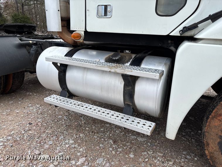 image for item FB3216 2009 Freightliner Columbia 120 semi truck