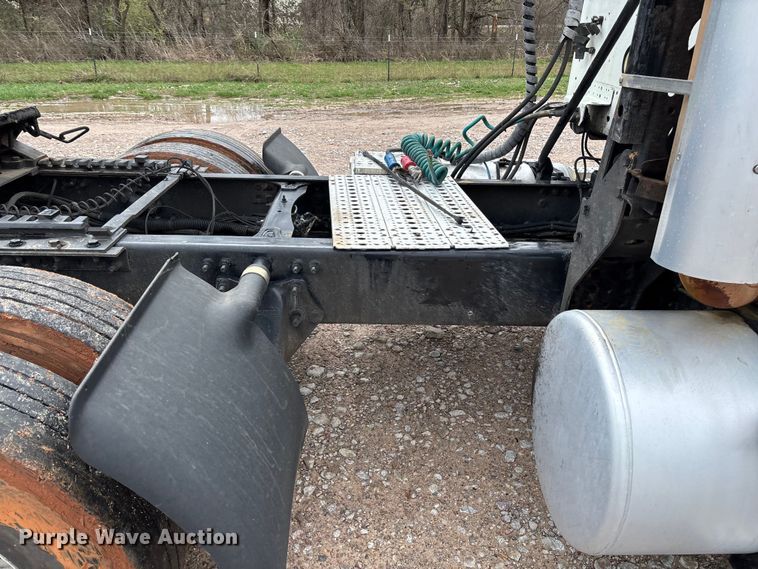 image for item FB3216 2009 Freightliner Columbia 120 semi truck