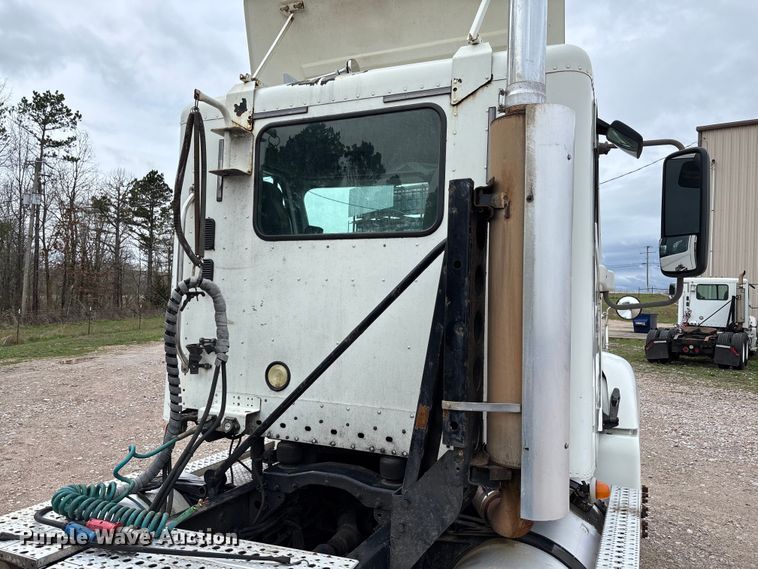 image for item FB3216 2009 Freightliner Columbia 120 semi truck