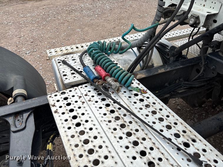 image for item FB3216 2009 Freightliner Columbia 120 semi truck