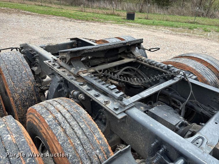 image for item FB3216 2009 Freightliner Columbia 120 semi truck