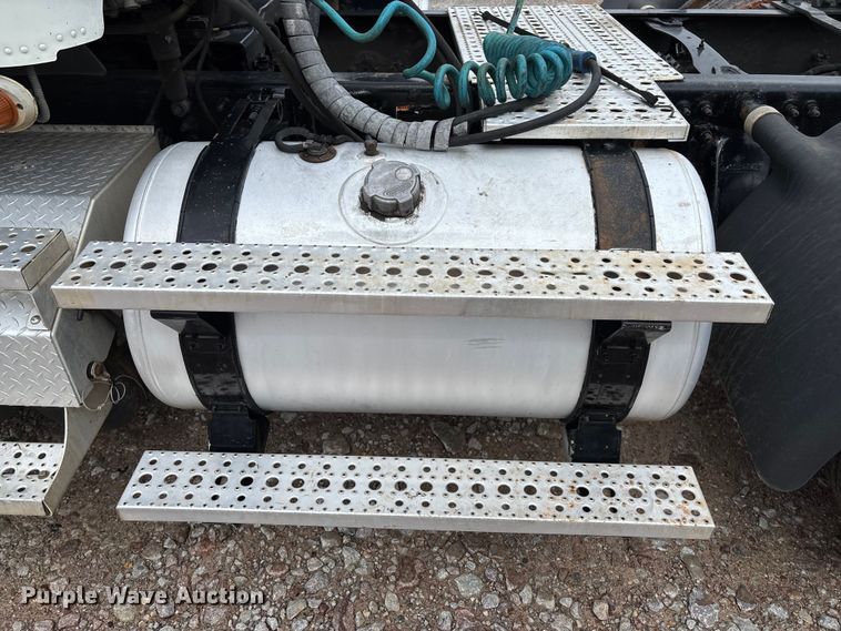 image for item FB3216 2009 Freightliner Columbia 120 semi truck