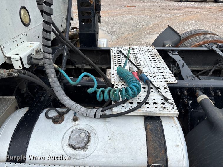 image for item FB3216 2009 Freightliner Columbia 120 semi truck