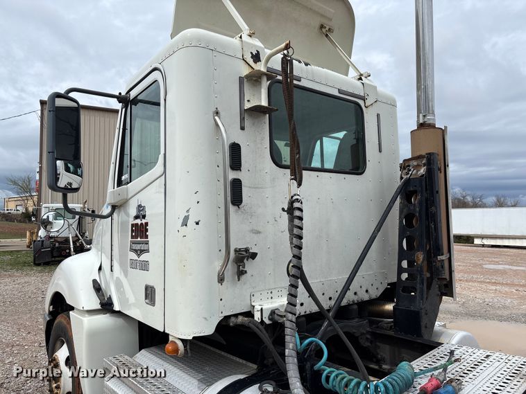 image for item FB3216 2009 Freightliner Columbia 120 semi truck