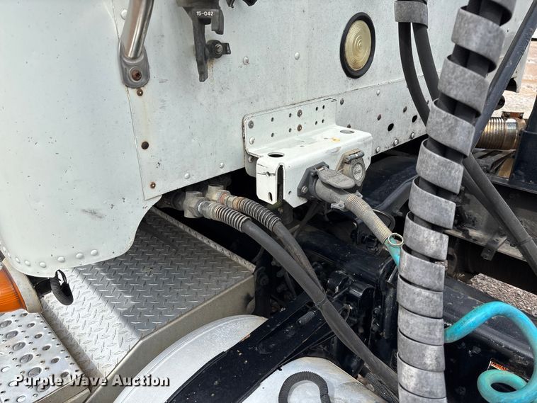 image for item FB3216 2009 Freightliner Columbia 120 semi truck