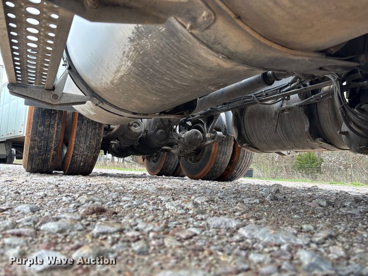 image for item FB3216 2009 Freightliner Columbia 120 semi truck