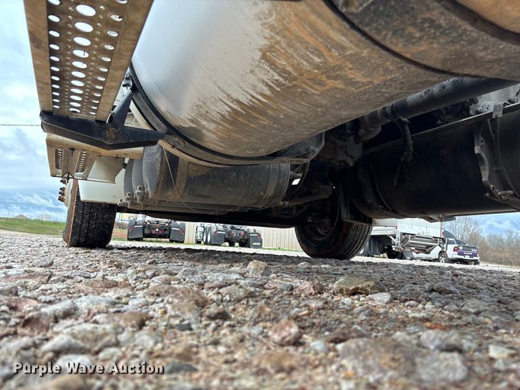 image for item FB3216 2009 Freightliner Columbia 120 semi truck