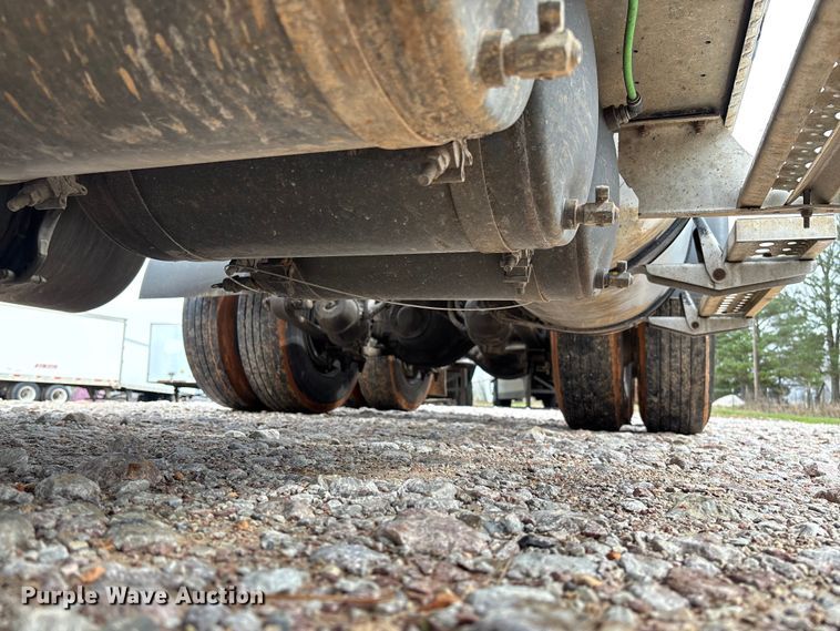 image for item FB3216 2009 Freightliner Columbia 120 semi truck