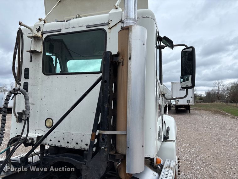 image for item FB3216 2009 Freightliner Columbia 120 semi truck