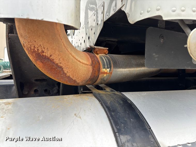 image for item FB3216 2009 Freightliner Columbia 120 semi truck