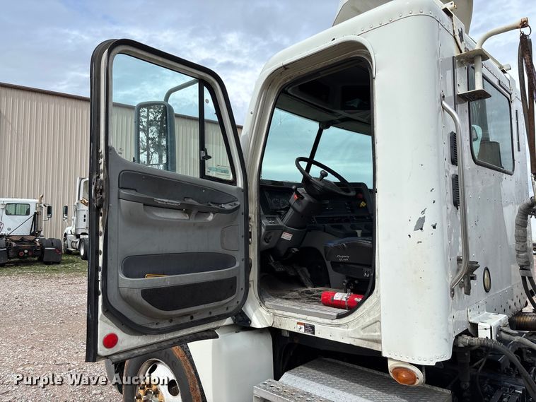 image for item FB3216 2009 Freightliner Columbia 120 semi truck