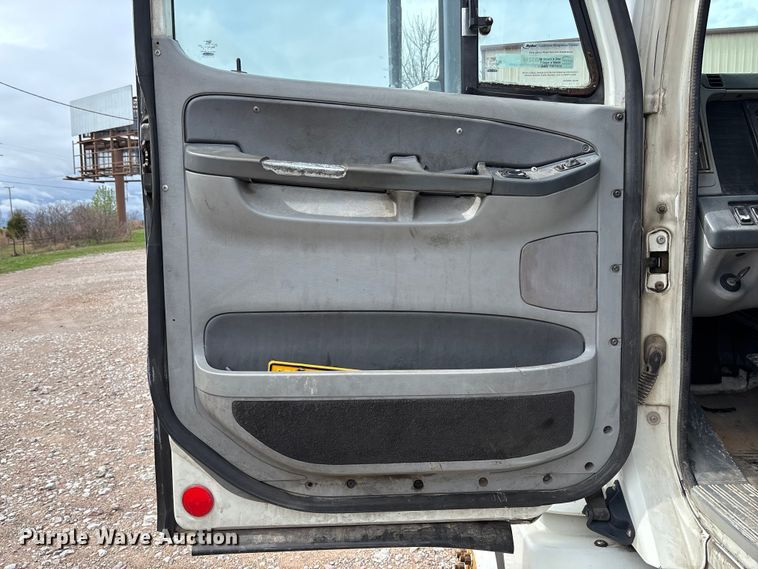 image for item FB3216 2009 Freightliner Columbia 120 semi truck