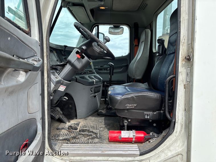 image for item FB3216 2009 Freightliner Columbia 120 semi truck