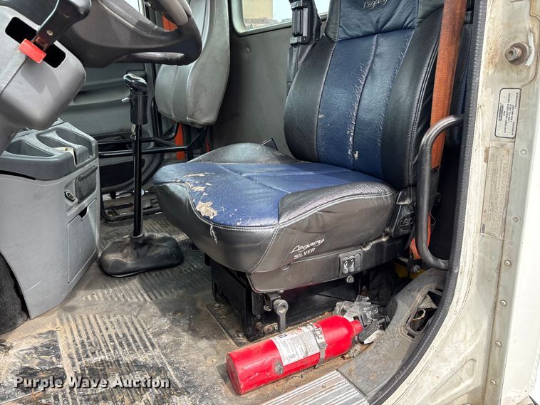 image for item FB3216 2009 Freightliner Columbia 120 semi truck