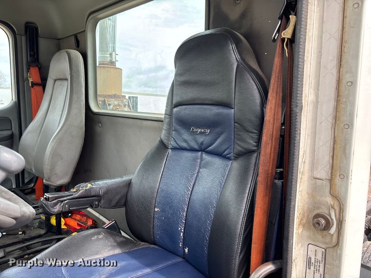 image for item FB3216 2009 Freightliner Columbia 120 semi truck