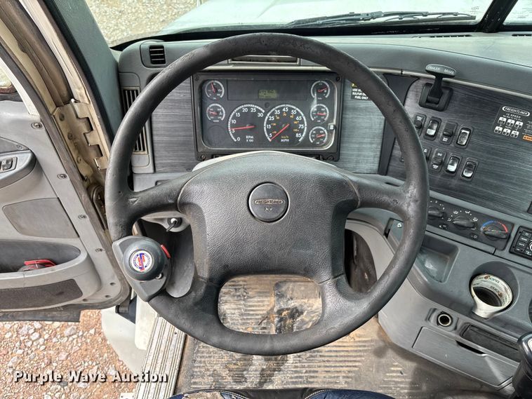 image for item FB3216 2009 Freightliner Columbia 120 semi truck