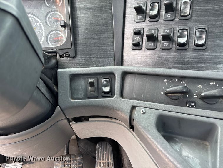 image for item FB3216 2009 Freightliner Columbia 120 semi truck