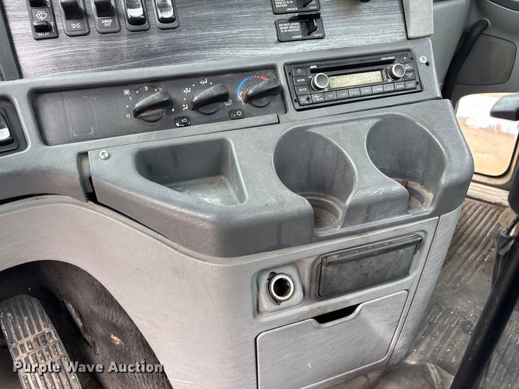 image for item FB3216 2009 Freightliner Columbia 120 semi truck