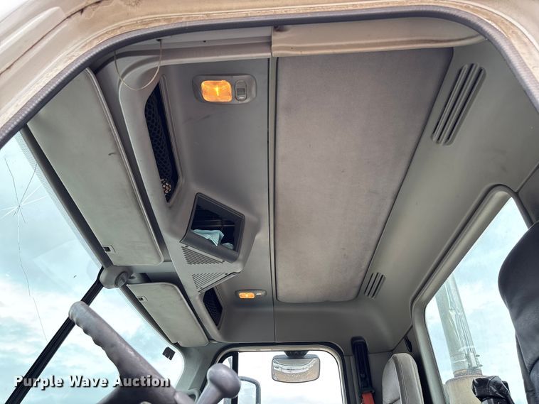 image for item FB3216 2009 Freightliner Columbia 120 semi truck