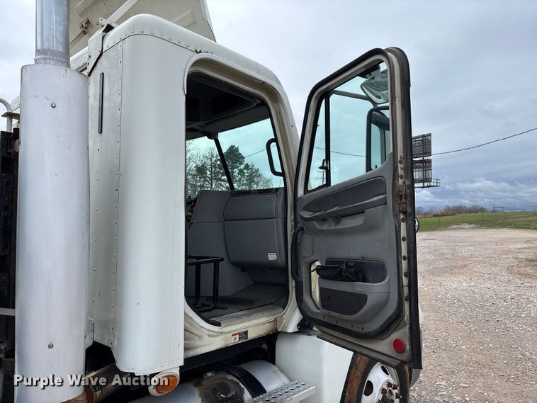 image for item FB3216 2009 Freightliner Columbia 120 semi truck